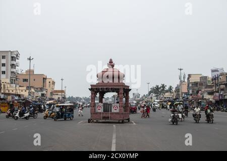 Puri, India - 3 febbraio 2020: Strada affollata con persone non identificate nel traffico vicino al tempio Jagannath il 3 febbraio 2020 a Puri, India Foto Stock