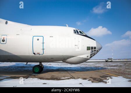 Vista frontale ravvicinata dell'aereo da carico con cassone a freddo aeroporto invernale Foto Stock