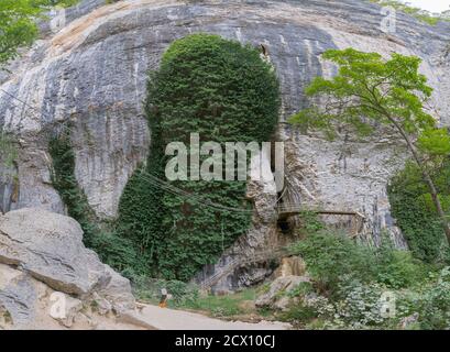 Baume-Les-Messieurs, Francia - 09 01 2020: Ingresso alla grotta Baume Foto Stock