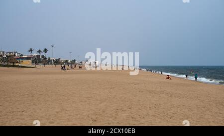 Puri, India - 3 febbraio 2020: Vista su persone non identificate giù alla spiaggia e le ondate onde oceaniche il 3 febbraio 2020 a Puri, India Foto Stock
