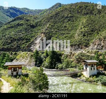 Ponte sospeso in catena di ferro vicino a Tachogang Lhakhang a Paro, Bhutan Foto Stock