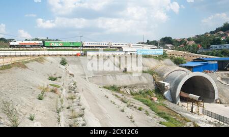 Giacarta. 30 settembre 2020. Un treno passa sul Tunnel 10 della linea ferroviaria ad alta velocità di Jakarta-Bandung, in costruzione in Indonesia, il 30 settembre 2020. Credit: Du Yu/Xinhua/Alamy Live News Foto Stock