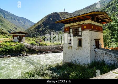 Ponte sospeso in catena di ferro vicino a Tachogang Lhakhang a Paro, Bhutan Foto Stock