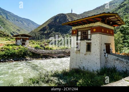 Ponte sospeso in catena di ferro vicino a Tachogang Lhakhang a Paro, Bhutan Foto Stock