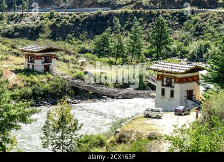 Ponte sospeso in catena di ferro vicino a Tachogang Lhakhang a Paro, Bhutan Foto Stock