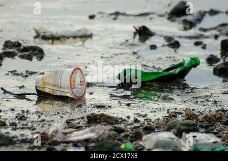 Batu Maung, Penang/Malaysia - Dic 28 2019: Contaminazione plastica alimentare in mare. Foto Stock