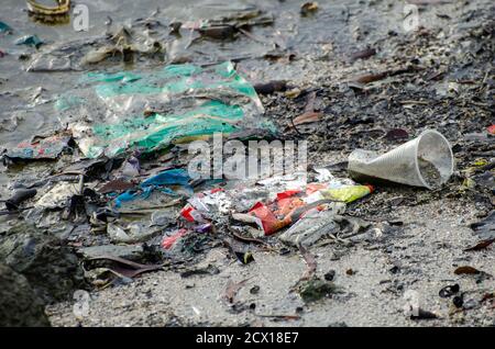 Batu Maung, Penang/Malaysia - Dic 28 2019: Rifiuti di plastica sulla costa marittima. Foto Stock