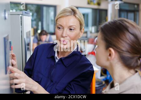 giovane donna in formazione professionale tecnica con insegnante Foto Stock