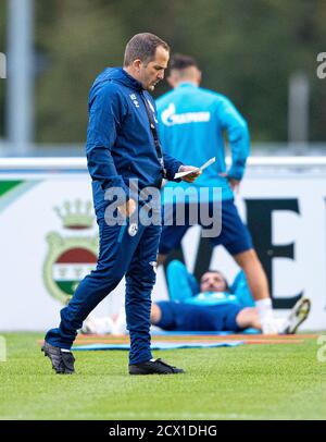 Gelsenkirchen, Germania. 30 settembre 2020. Calcio: Bundesliga, allenamento del FC Schalke 04 il nuovo allenatore di Schalke Manuel Baum attraversa il campo durante l'allenamento e guarda un pezzo di carta. Il 41-year-old riceve un contratto fino al 30 giugno 2022 e deve guidare il club tradizionale fuori della sua profonda crisi. Credit: Guido Kirchner/dpa/Alamy Live News Foto Stock