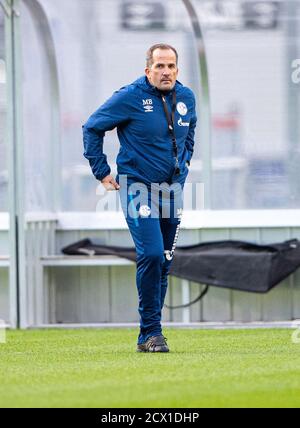 Gelsenkirchen, Germania. 30 settembre 2020. Calcio: Bundesliga, allenamento del FC Schalke 04, il nuovo allenatore di Schalke Manuel Baum attraversa il campo durante l'allenamento. Il 41-year-old riceve un contratto fino al 30 giugno 2022 e deve guidare il club tradizionale fuori della sua profonda crisi. Credit: Guido Kirchner/dpa/Alamy Live News Foto Stock