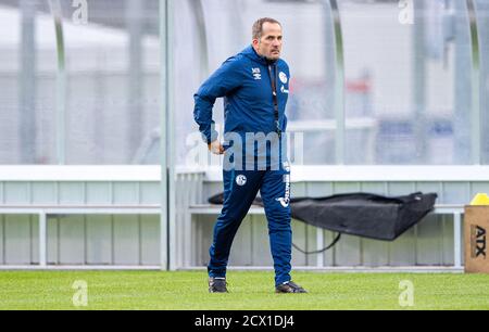 Gelsenkirchen, Germania. 30 settembre 2020. Calcio: Bundesliga, allenamento del FC Schalke 04, il nuovo allenatore di Schalke Manuel Baum attraversa il campo durante l'allenamento. Il 41-year-old riceve un contratto fino al 30 giugno 2022 e deve guidare il club tradizionale fuori della sua profonda crisi. Credit: Guido Kirchner/dpa/Alamy Live News Foto Stock