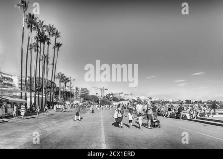 CANNES, FRANCIA - 15 AGOSTO: La famosa Promenade de la Croisette, Cannes, Francia, il 15 agosto 2019. E' sede di molti negozi costosi, restau Foto Stock