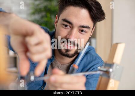 vite di fissaggio happy man della limite della finestra Foto Stock