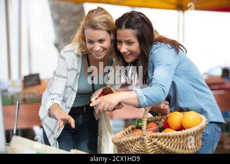 amici femminili al mercato Foto Stock