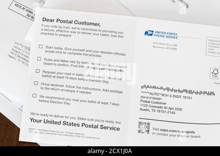 Un messaggio inviato dal Servizio postale degli Stati Uniti (USPS) che spiega le istruzioni per l'acquisizione e l'invio di schede postali per le elezioni generali del 3 novembre. Gli USPS sono stati accusati di aver ingannato gli elettori americani inviando la stessa cartolina sul voto degli assenti a tutti gli americani nonostante le variazioni tra le modalità di gestione delle votazioni da parte degli stati. Foto Stock