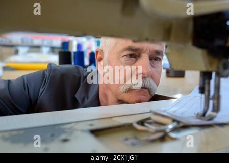 stivali da cucire in pelle da uomo su tornio a maglia Foto Stock