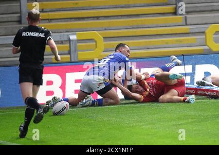 Tom Davies (a destra) di Catalans Dragons segna la seconda prova del suo fianco durante la partita della Betfred Super League allo Emerald Headingley Stadium di Leeds. Foto Stock