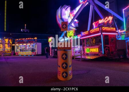 NIJMEGEN, PAESI BASSI, 29 SETTEMBRE 2020: Fotografia notturna lunga della fiera durante una pandemia, segno con testo per mantenere una distanza di 1.5 metri. Foto Stock