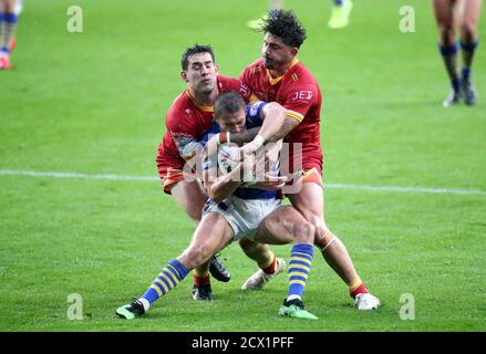 Il Jack Walker di Leeds Rhinos (al centro) è affrontato da Matt Whitley (a sinistra) e Arthur Romano durante la partita della Betfred Super League allo Emerald Headingley Stadium di Leeds. Foto Stock