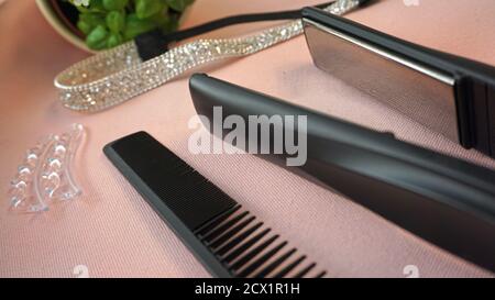 Strumenti per parrucchieri, clip, pettine, forbici e taglierina Foto Stock