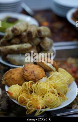 La cucina vietnamita per la vendita ad un ristorante popolare ad Hanoi, Vietnam Foto Stock
