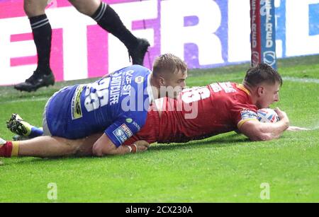 Tom Davies (a destra) di Catalans Dragons segna il terzo tentativo del suo fianco durante la partita della Betfred Super League allo Emerald Headingley Stadium di Leeds. Foto Stock