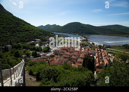 Città vista dal muro con il mare e il pesce aziende agricole in background Foto Stock