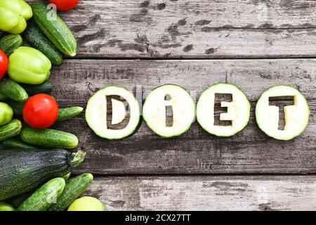 I caratteri dietetici sono costituiti da vegetebles, lettere di zucchine, pomodori, cetrioli, peperone, zucchine. Sano, vegetale fattoria eco pesticida naturale Foto Stock