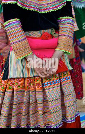 Dettaglio del fiore donna Hmong distintivo del costume tribale. Può Cau mercato, N Vietnam Foto Stock
