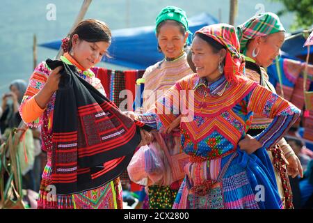 I fornitori di tessili a può cau mercato, vicino a Bac Ha. Lao Cai provincia, nel Vietnam del Nord Foto Stock