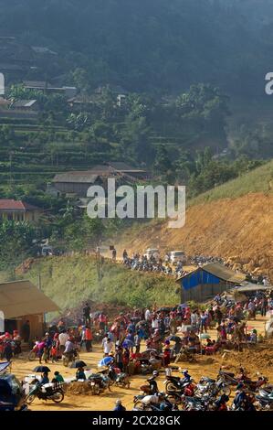 Strada per il mercato Can Cau, vicino a Bac ha. Provincia di Lao Cai, Vietnam del Nord Foto Stock