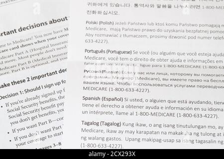 Austin, Texas, Stati Uniti. 30 settembre 2020. Un volantino di Medicare che mostra in diverse lingue dove andare per aiutare a capire il programma nazionale di assicurazione malattia iniziato nel 1966 e amministrato dal Centro per la medicina e i servizi medici Credit: Bob Daemmrich/ZUMA Wire/Alamy Live News Foto Stock