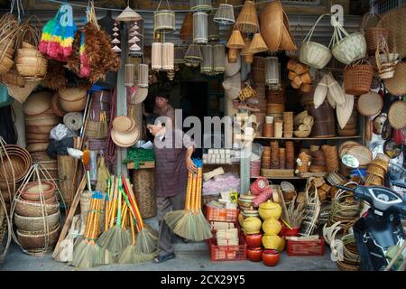 Negozio vietnamita che vende basketware. Quartiere Vecchio di Hanoi, Vietnam Foto Stock