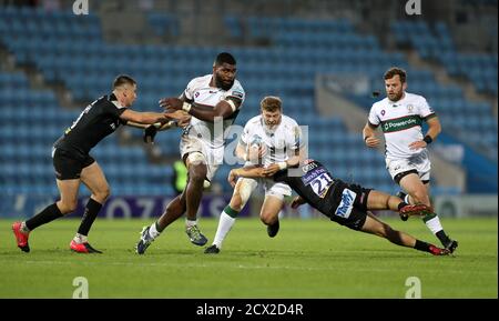 Il Theo Brophy-Clews (centro) dell'Irlanda di Londra è affrontato dal Sam Maunder di Exeter Chiefs durante la partita di premiership Gallagher a Sandy Park, Exeter. Foto Stock