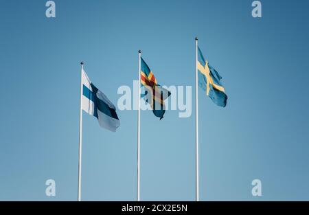 3 bandiere skandinave che volano insieme contro un cielo blu in Finlandia Foto Stock