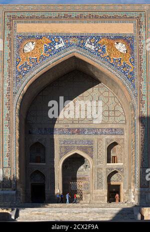 Portico di Sher Dor madrasa sulla piazza Registan, Samarcanda, Uzbekistan Foto Stock