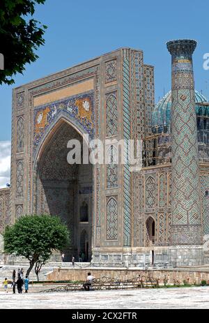 Sher Dor madrasa sulla piazza Registan, Samarcanda, Uzbekistan Foto Stock