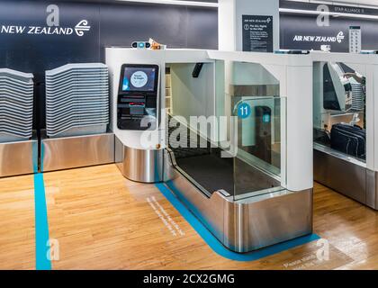 Auckland, Nuova Zelanda: Stazione di consegna bagagli self-service per il check-in di Air New Zeland Airline all'Aeroporto Internazionale di Auckland. Foto Stock