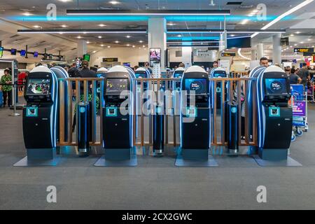 Auckland, Nuova Zelanda: Chiosco mobile self-service per il check-in delle compagnie aeree neozelandesi all'aeroporto internazionale di Auckland, carta d'imbarco e etichetta bagaglio Foto Stock