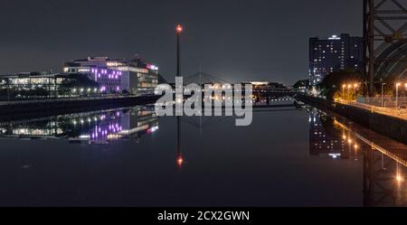 L'architettura moderna e contemporanea di Glasgow si riflette nel fiume Clyde in una notte limpida Foto Stock