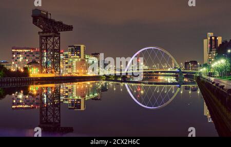 L'architettura moderna e contemporanea di Glasgow si riflette nel fiume Clyde in una notte limpida Foto Stock