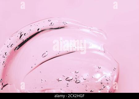 Striscio cosmetico rosa trasparente di gel, siero, fondo estetico Foto Stock