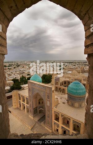 Il MIR-i-arab madrasa e nei dintorni di Bukhara visto dalla cima del minareto Kalon, Bukhara, Uzbekistan Foto Stock