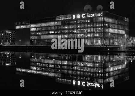 L'architettura moderna e contemporanea di Glasgow si riflette nel fiume Clyde in una notte limpida Foto Stock