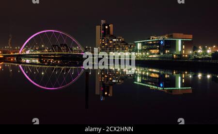 L'architettura moderna e contemporanea di Glasgow si riflette nel fiume Clyde in una notte limpida Foto Stock