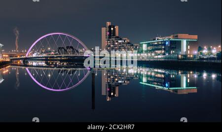 L'architettura moderna e contemporanea di Glasgow si riflette nel fiume Clyde in una notte limpida Foto Stock