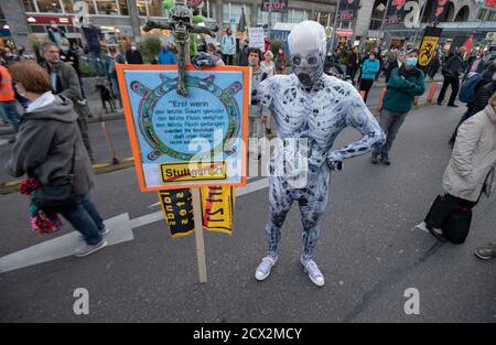 Stoccarda, Germania. 30 settembre 2020. Un dimostratore indossa un costume durante un rally contro Stoccarda 21, il 10° anniversario del cosiddetto 'Black Thursday' di fronte alla stazione ferroviaria principale. Nel corso di un'operazione di polizia il 30 settembre 2010, il conflitto sul progetto ferroviario multimiliardi di euro di Stoccarda 21 si era intensificato. Più di 100 persone sono state ferite nello Schlossgarten, principalmente per l'uso di cannoni ad acqua. Il giorno è andato giù nella storia dello stato come 'il giovedì nero'. Credit: Marijan Murat/dpa/Alamy Live News Foto Stock