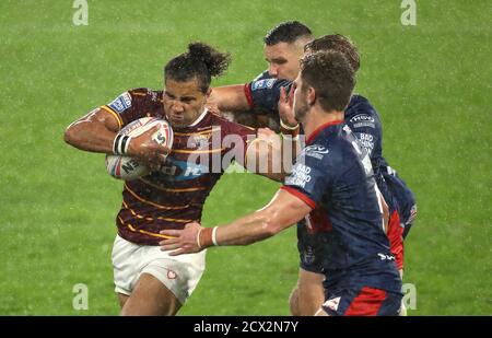 Ashton Golding di Huddersfield Giants (a sinistra) sta per segnare il suo primo tentativo di gioco durante la partita della Betfred Super League allo stadio di John Smith, Huddersfield. Foto Stock