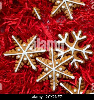 Telaio quadrato. Top sopra alto angolo closeup vista dall'alto della bella decorazione di natale. Biscotti di pan di zenzero sotto forma di fiocchi di neve, frecce, stelle An Foto Stock