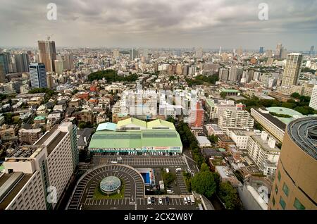 Lo skyline di Tokyo visto da Shinagawa. Tokyo, Giappone Foto Stock